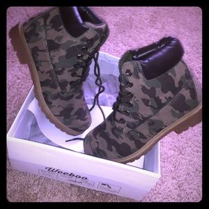 Women’s size 7 (run big) Boots